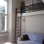 Situe Au Sein D'une A Pour 4 A 6 Personnes, 1 Chambre, 1 Mezzanine Apartment